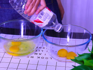 2、肉松盒子蛋糕,在无水无油的有其中分离出蛋清和蛋黄