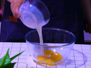 3、肉松盒子蛋糕,蛋黄中加入纯牛奶和玉米油搅拌均匀