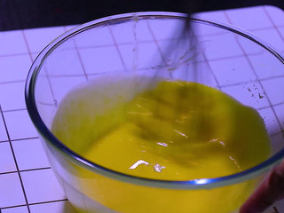 4、肉松盒子蛋糕,搅拌至水油完全混合