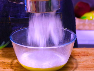 5、肉松盒子蛋糕,在搅拌均匀后的蛋黄中筛入低筋面粉