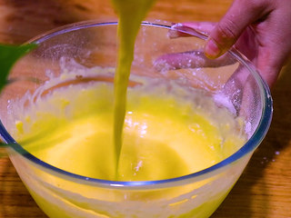 6、肉松盒子蛋糕,以画Z字的手法搅拌至无颗粒，切勿搅拌过度哟