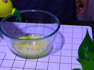 7、肉松盒子蛋糕,蛋清中加入几滴柠檬汁，没有就用白醋代替吧