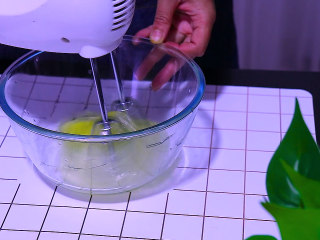 8、肉松盒子蛋糕,电动打蛋器用低速打至蛋清出现大鱼眼泡