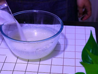 9、肉松盒子蛋糕,蛋清出现大鱼眼泡后第一次加人细砂糖20g