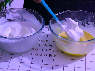 13、肉松盒子蛋糕,将三分之一的蛋白糊放入蛋黄糊中