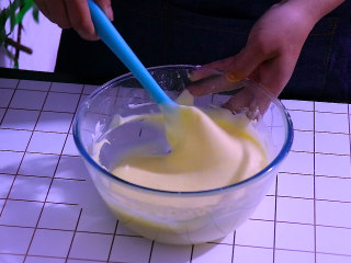 14、肉松盒子蛋糕,从下往上翻拌均匀，不可画圈搅拌哟，以免面糊起筋，最后导致蛋糕失败