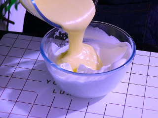 15、肉松盒子蛋糕,搅拌后的面糊再倒回剩余的蛋白糊中翻拌均匀