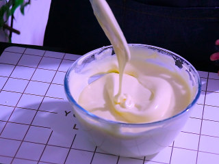 16、肉松盒子蛋糕,翻拌均匀后面糊的状态