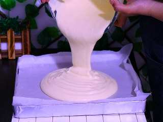 17、肉松盒子蛋糕,烤盘上铺一张油纸，将面糊从中间倒入，我用的是28cm*28cm的方形烤盘