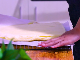 21、肉松盒子蛋糕,烤好的的蛋糕立即倒扣并去掉油纸，等待蛋糕完全冷却