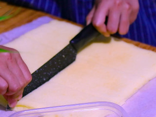 22、肉松盒子蛋糕,冷却后的蛋糕切成盒子大小的蛋糕片，这个配方能切成6片，刚好能做两个盒子蛋糕