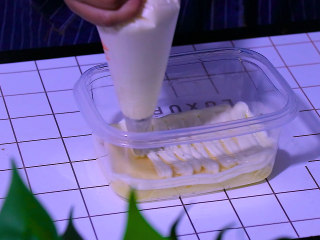 23、肉松盒子蛋糕,最后一层蛋糕片一层沙拉酱一层肉松，重复这个步骤三次，就可以做出完美的盒子蛋糕啦