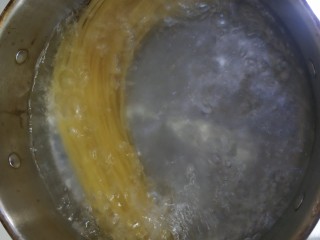 1、家常意面,意面不易熟，水开下意面约煮10分钟，注意煮的过程中要不断搅拌以免面粘锅底