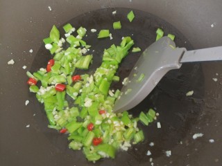 3、家常意面,油开后小火下蒜，待蒜香后倒青椒大火炒1分钟