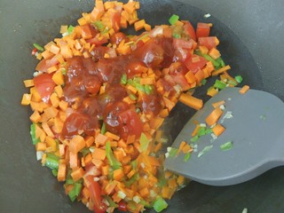 5、家常意面,加入披萨酱或番茄酱炒2分钟，让其入味儿