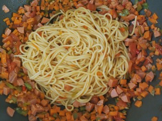 6、家常意面,最后把煮熟的意面倒入锅中搅拌盛起即可