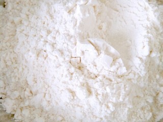 2、超长拉丝批萨,面粉加入少许食用盐搅拌均匀