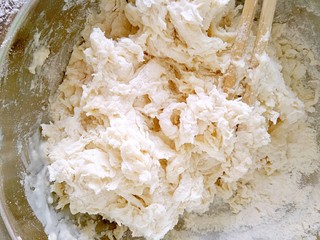 4、超长拉丝批萨,搅拌均匀成絮状