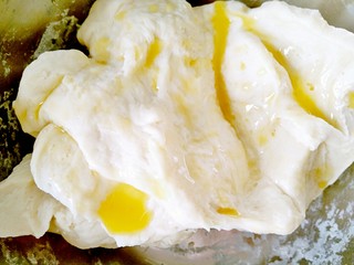 7、超长拉丝批萨,再倒入揉好的面团里