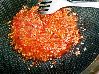 14、超长拉丝批萨,先做批萨酱，把锅烧热，放入黄油融化，再下蒜蓉，香菇丁，洋葱丁，翻炒均匀后下番茄丁，批萨草，罗勒，黑胡椒粉和糖，关小火，慢慢炖熟，20分钟左右，水分干后下点盐搅拌均匀再盛出来备用。