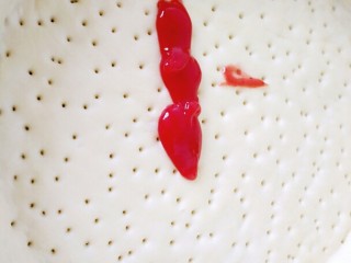 15、超长拉丝批萨,饼皮静止15分钟左右，抹上一层番茄酱