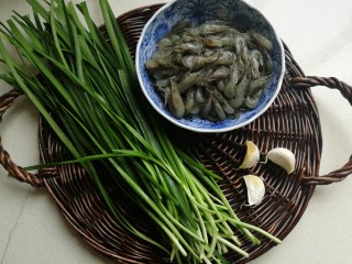1、小白虾拌韭菜,准备虾，韭菜和大蒜。