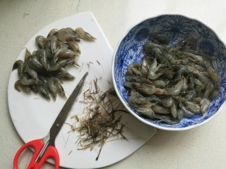 2、小白虾拌韭菜,小虾用剪刀把虾须剪干净。