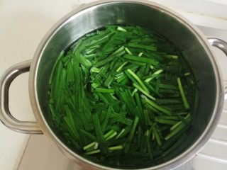 5、小白虾拌韭菜,放入韭菜焯一下水。
