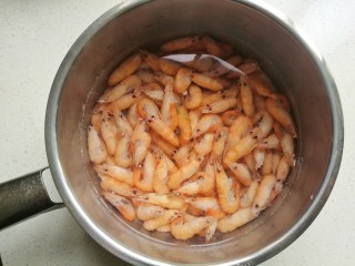 9、小白虾拌韭菜,煮熟后放入纯净水中过凉。