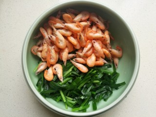 10、小白虾拌韭菜,把过凉后控干水份的小虾和韭菜放入容器中。