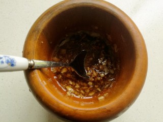 12、小白虾拌韭菜,加入适量的生抽，醋，蚝油，盐，香油调匀。