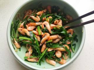 14、小白虾拌韭菜,用筷子搅拌均匀就可以吃了。
