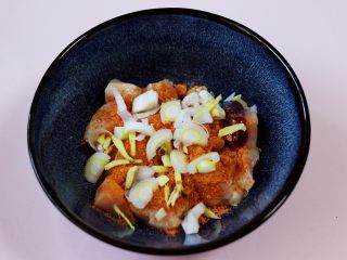 7、少油减脂的劲爆鸡米花,最后加入切碎的葱姜。