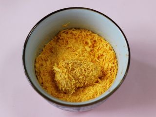 11、少油减脂的劲爆鸡米花,最后放入面包糠的碗中，均匀裹上一层面包糠，依次做完所有的鸡块。