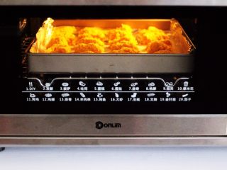 14、少油减脂的劲爆鸡米花,启动烤箱，上管190度，下管185度，烤制20分钟。(具体时间及温度请根据自家烤箱性能另定)