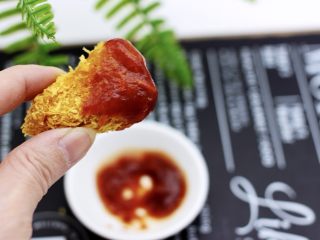 16、少油减脂的劲爆鸡米花,蘸上番茄酱，味道不要太赞了，超级好吃！主要是吃了不用担心长肉肉哟。