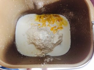 1、迷你香辣鸡排堡,把除了黄油和酵母以外的材料放入揉面桶中  盐糖对角放