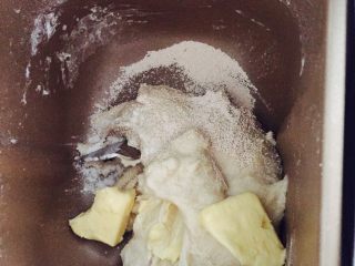 2、迷你香辣鸡排堡,揉面10分钟以后加入黄油和酵母再揉10分钟