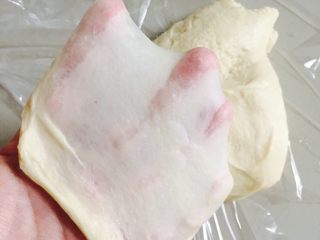3、迷你香辣鸡排堡,拿出面团检查一下已经可以拉出很薄的膜了