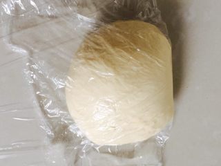 4、迷你香辣鸡排堡,面团揉圆用保鲜膜盖住醒15分钟左右