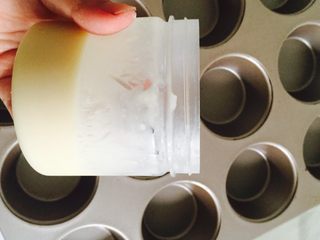 5、迷你香辣鸡排堡,乘醒面的时间！！把模具刷上自制的脱模膏！