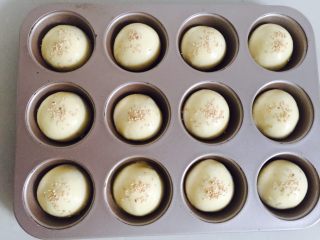 7、迷你香辣鸡排堡,表面刷上蛋液撒上芝麻装饰