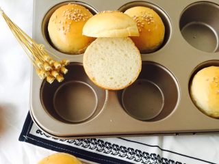 9、迷你香辣鸡排堡,用刀将汉堡胚一分为二