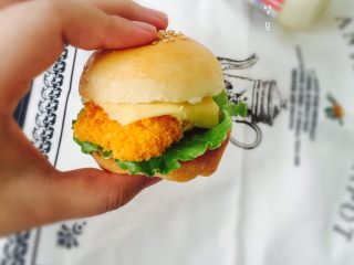 11、迷你香辣鸡排堡,喜欢西红柿也可以再放一片西红柿  煎鸡蛋等等只要自己喜欢都可以放