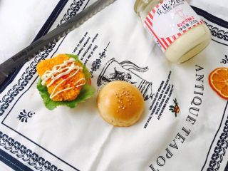 10、迷你香辣鸡排堡,夹上生菜  鸡排   挤上一点沙拉酱番茄酱  再放上一片芝士片  汉堡比较小！一片芝士片要分成4份