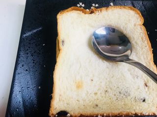 1、微波炉版吐司披萨,吐司片两片叠在一起，用勺子按压