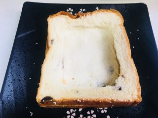 2、微波炉版吐司披萨,就这样压成一个坑（准备放食材的）