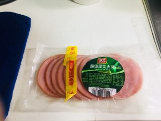 3、微波炉版吐司披萨,火腿片一片切碎
