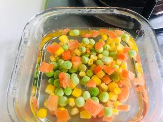 4、微波炉版吐司披萨,杂粮放水微波炉叮3分钟