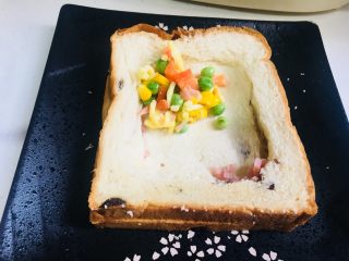 6、微波炉版吐司披萨,把所有食材拌在一起